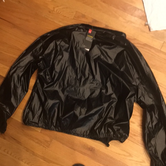 Never wore cool black jacket has a shine - Picture 5 of 5